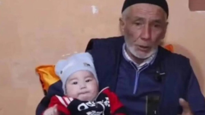 Осы сәтті 45 жыл күтті: 70 жастағы қария 7 қыздан кейін ұлды болды (ФОТО)