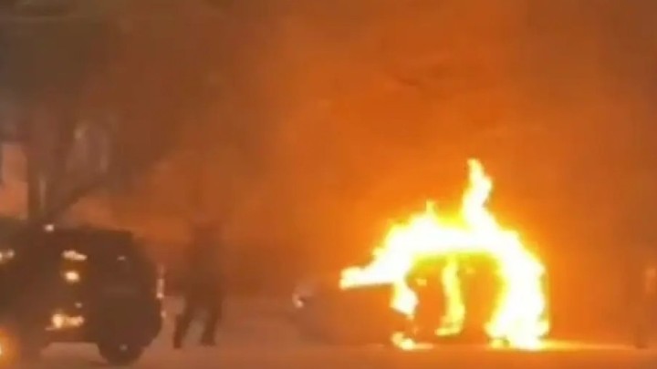 Семейде зейнеткер екі полицейдің көлігін өртеп жіберген