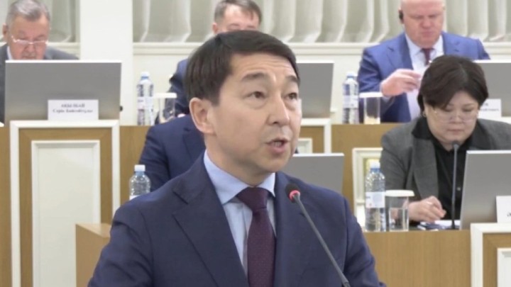 Конституцияның Преамбуласы толықтай басқа редакцияда ұсынылады