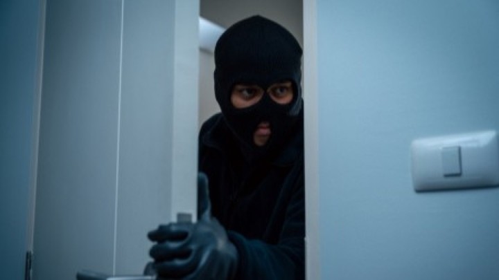 Әйелімен ажырасып кеткен ер адамды өзінің қайын жұрты байлап, үйін тонап кеткен