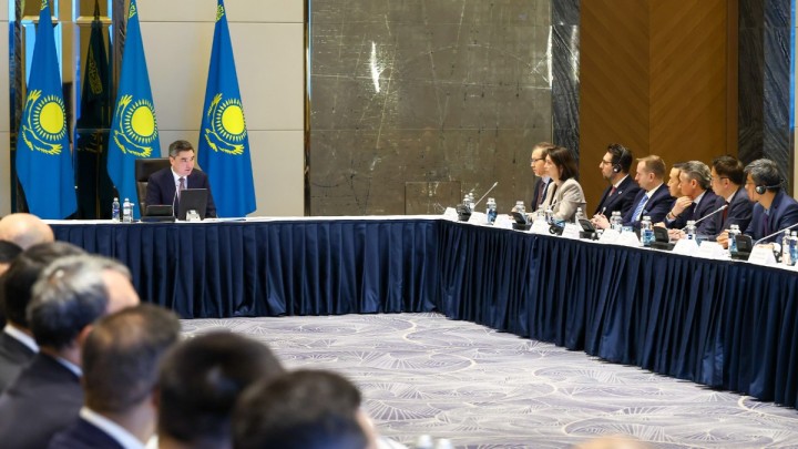 Қазақстан – цифрлық хаб: Олжас Бектенов инвесторлармен ЖИ және IT-экспорт мәселелерін талқылады