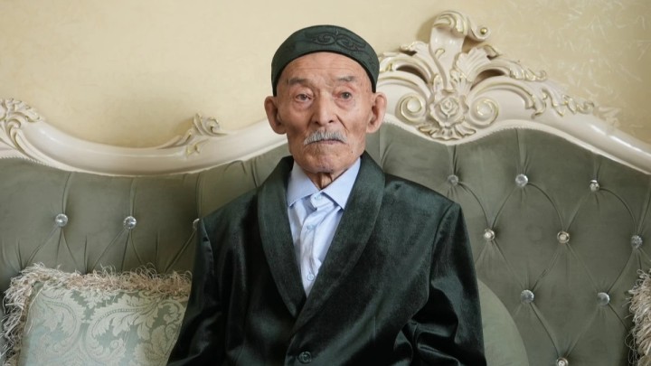 "Ауруханаға бір рет те барған емеспін": 100 жасқа келген ата ұзақ өмір сүрудің құпиясын ашты (ВИДЕО)