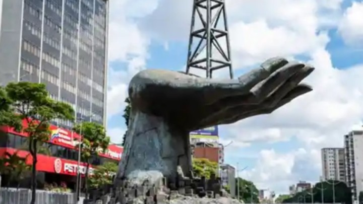 Трамп: Үндістан Иранның орнына Венесуэладан мұнай сатып алады