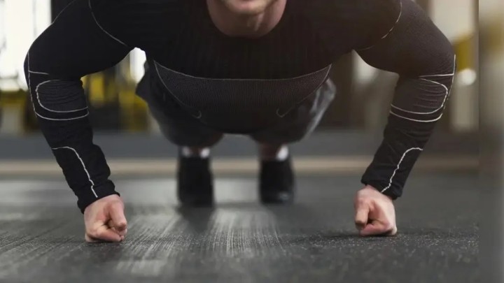 Колледж мұғалімі сабаққа кешіккен студентіне жаттығу жасатып, ауруханаға түсірді