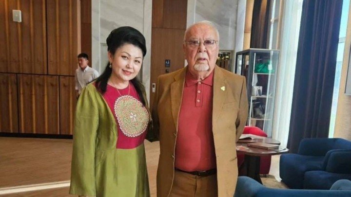 "Көзіме жас келеді мөлтілдеген": Асанәлі Әшімовтің жары жоқтау айтып, елді жылатты (ФОТО)