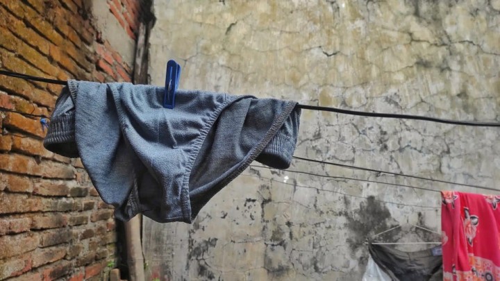 Ақтауда ер адам далада кептіріліп тұрған әйелдің іш киімін ұрлап кетіп, видеоға түсіп қалған (ВИДЕО)