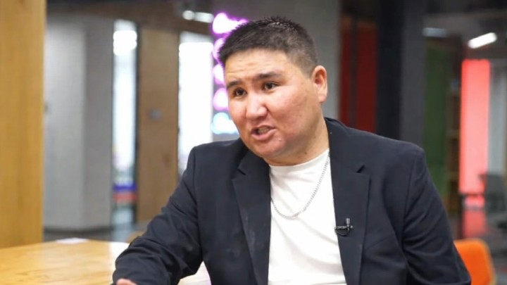 Конституциядағы орыс тілін алып тастау туралы айтқан ғалым қызметінен қуылды (ВИДЕО)