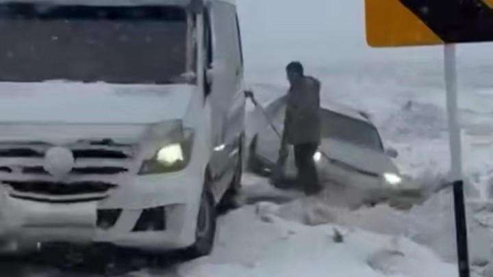 Самара – Шымкент трассасында жолаушылар мінген көлік қар құрсауында қалды