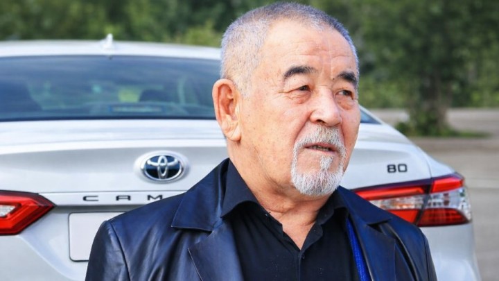 Сүйінші, ағайын! Айтыскер ақындар Жүрсін Ерманға Toyota Camry 80 көлігін мінгізді (ФОТО)