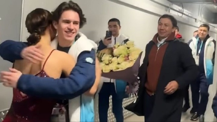 "Қандай керемет сәт!" – Головкин мен Шайдоров мәнерлеп сырғанаушы Софья Самоделкинаға гүл шоқтарын сыйлады (ВИДЕО)