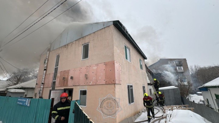 Астанада Байқоңыр ауданында екі қабатты ғимарат өртенді