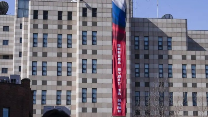 Сеулдегі Ресей елшілігінің ғимаратына «Жеңіс біздікі» деген жазуы бар баннер ілінді