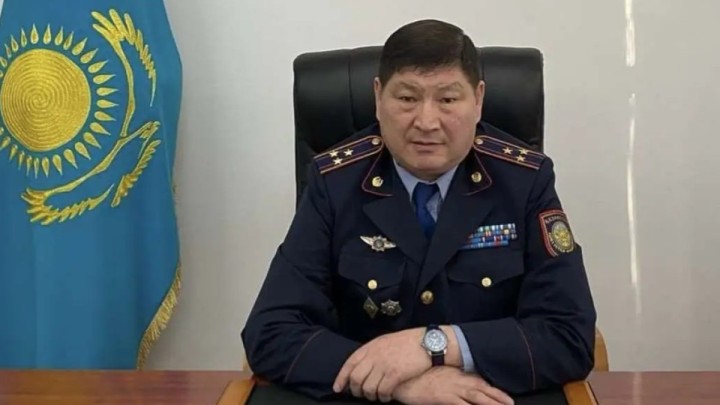 Зорлау айыбымен қамалған Талдықорған қаласының экс-полиция бастығы қызметтік пәтер үшін соттасып жатыр