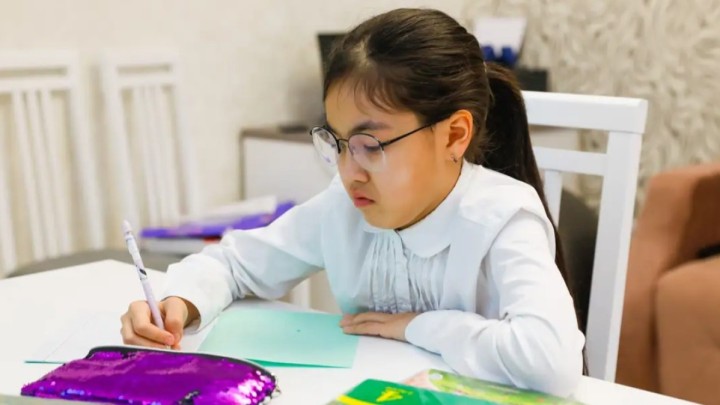 Астанада екінші ауысымның 0-9 сынып оқушылары қашықтан оқиды