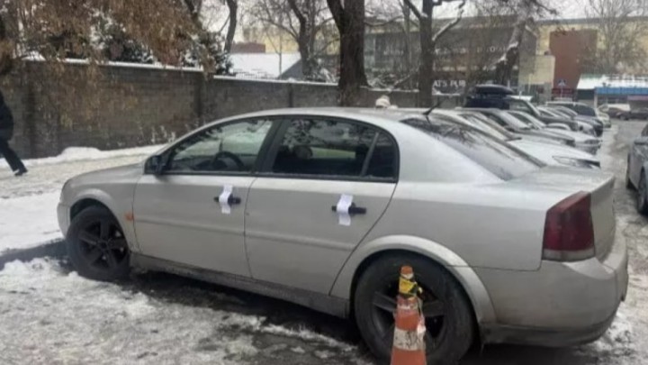 Семейде көліктің ішінен екі адамның мәйіті табылды