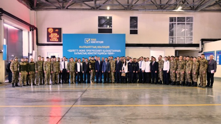 Конституциялық реформа барысы: депутаттар еңбек ұжымдарымен кездесті