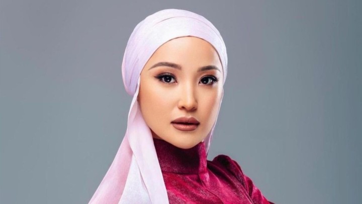 "Бірі жиі келіп тұрады, бірі мүлдем келмейді": Әнші Мөлдір Әуелбекова бұрынғы күйеулері туралы ашық айтты (ФОТО)