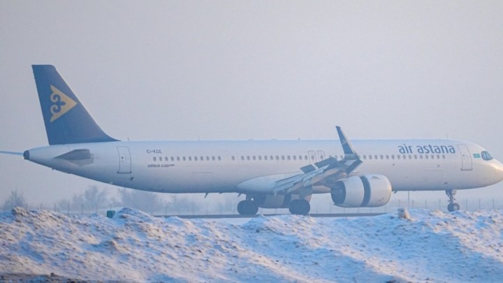 БАӘ-де тоқтатылған рейс жолаушылары Оман арқылы елге келеді