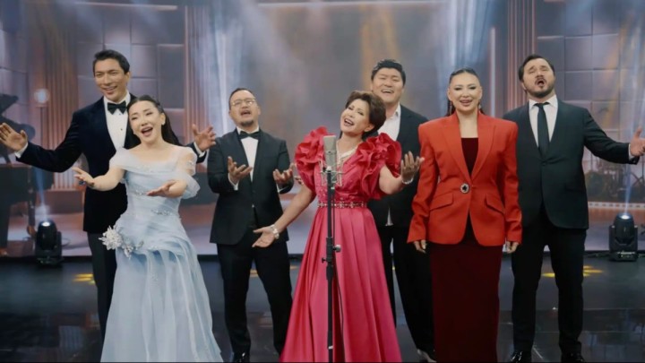 "Халықтың Ата заңы": Роза Рымбаева бастаған әншілер Конституция жайлы ән шырқады (ВИДЕО)