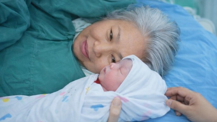 Жалғыз ұлынан айрылып қалған 63 жастағы әйел дүниеге қыз баланы әкеліп, жұртты таңғалдырды