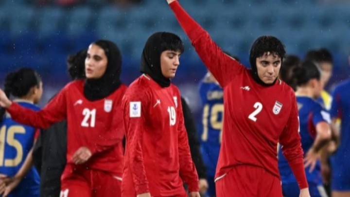 Әнұран айтудан бас тартқан ирандық футболшылардың құжаттары тәркіленді