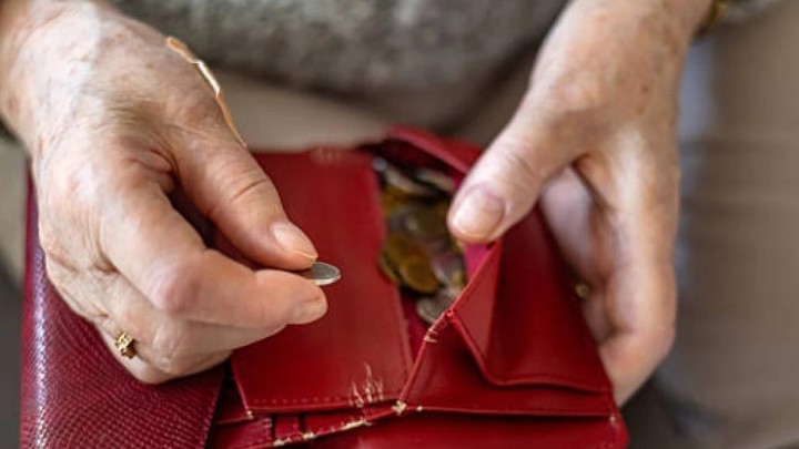 Ақтөбеде зейнеткер алаяқтарға алданып, далада қалды