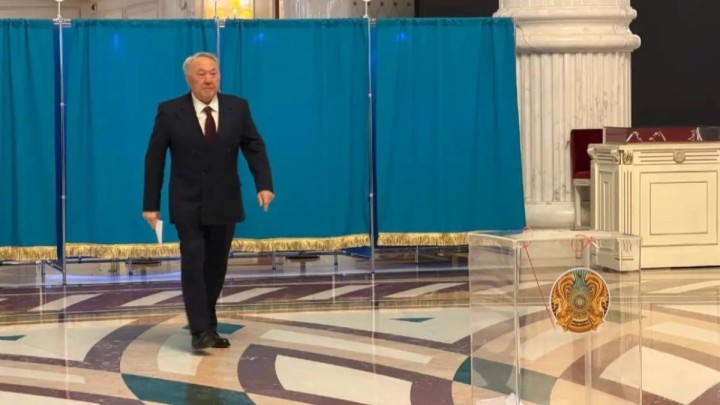 Нұрсұлтан Назарбаев референдумда дауыс берді