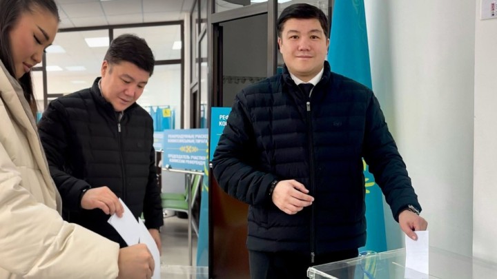 Әзілкеш Тұрсынбек Қабатов үлкен қызымен бірге референдумға қатысып, дауыс берді (ВИДЕО)
