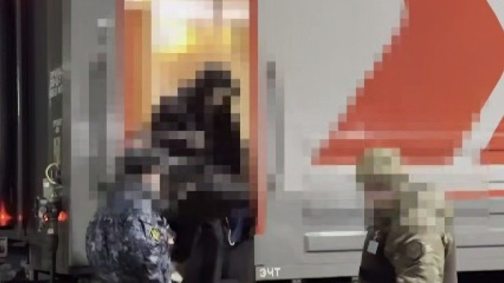 Ұйымдасқан қылмыстық топпен алаяқтық жасады делінген күдікті Ресейден жеткізілді