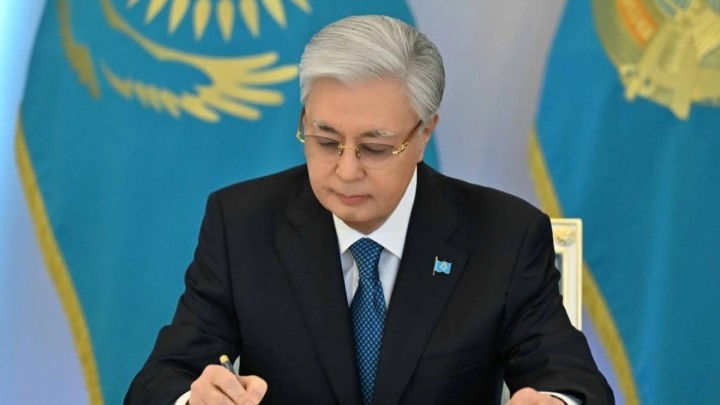 Тоқаев жаңа Конституцияны жүзеге асыру туралы жарлыққа қол қойды
