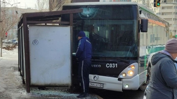 Астанада автобус аялдамаға соғылды