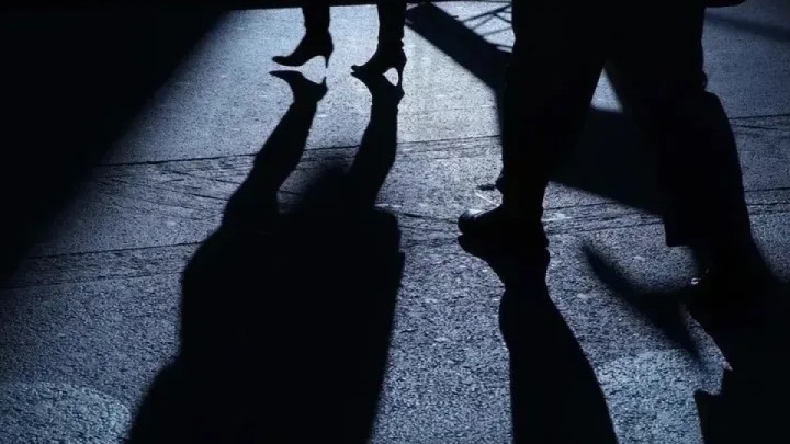 Қоғамдық орындарда аңдып, видеоға түсірген: Өскеменде күдікті тергеліп жатыр