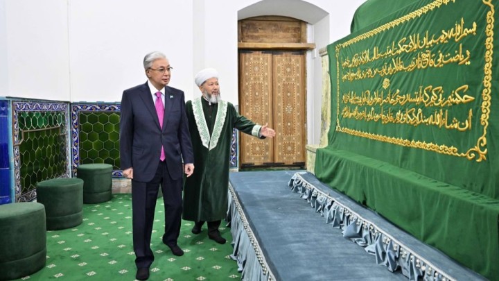 Тоқаев Қожа Ахмет Ясауи кесенесіне зиярат етті