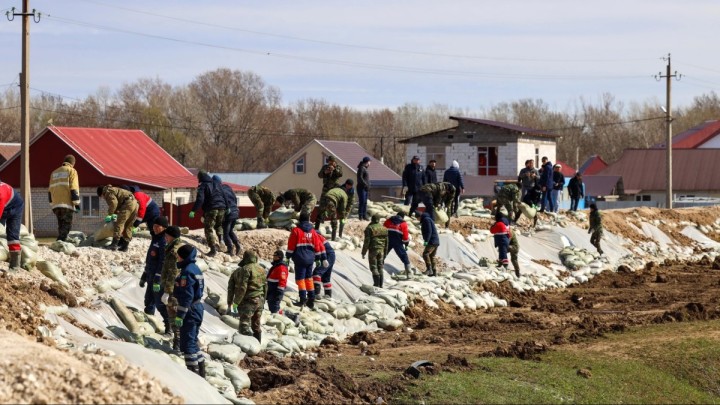 Алматы облысынан 100 сарбаз тасқын қаупі салдарынан Петропавлға жеткізілді