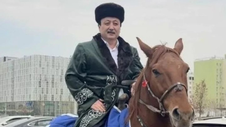 Түркістандықтар Жүрсін Ерман мен Аманжол Әлтайға ат мінгізді