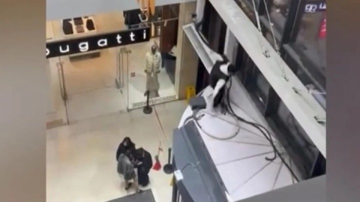 Атыраулық жасөспірім сауда орталығында биіктен секіріп кеткен