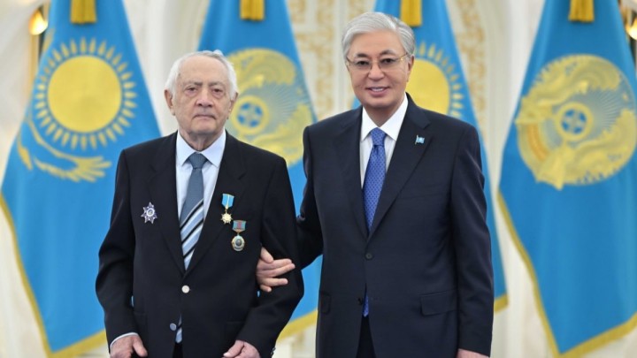 Тоқаев Ерванд Ильинскийге «Қазақстанның Еңбек Ері» атағын тапсырды