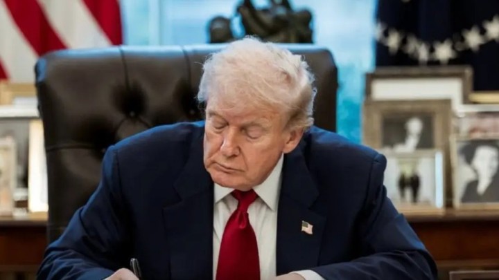 Трамп АҚШ тарихында алғаш рет доллар банкноттарына қолтаңбасын қояды