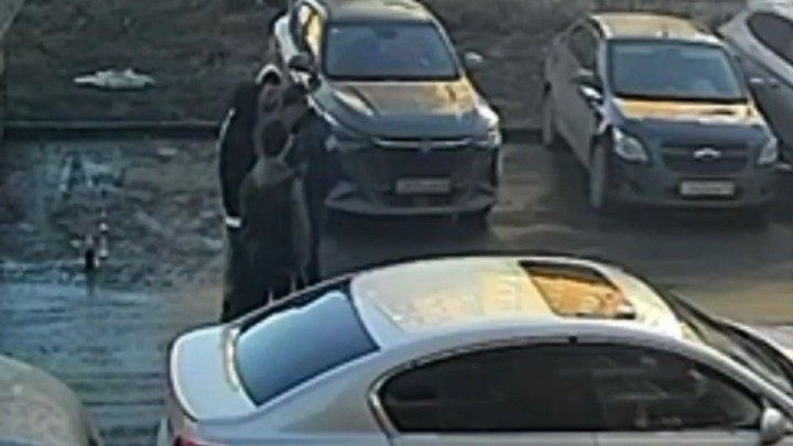 Қостанайда бір топ жігіт полицейді ұрып кетті