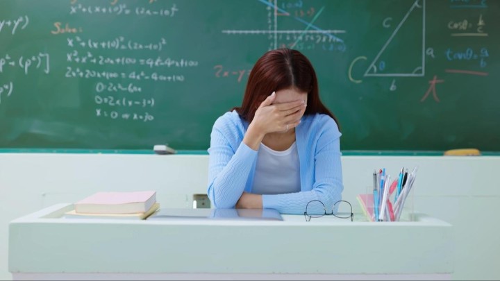 "Әбден шаршатты": Мұғалім оқушылар мен ата-аналардың қысымынан кейін мектептегі жұмысын тастады