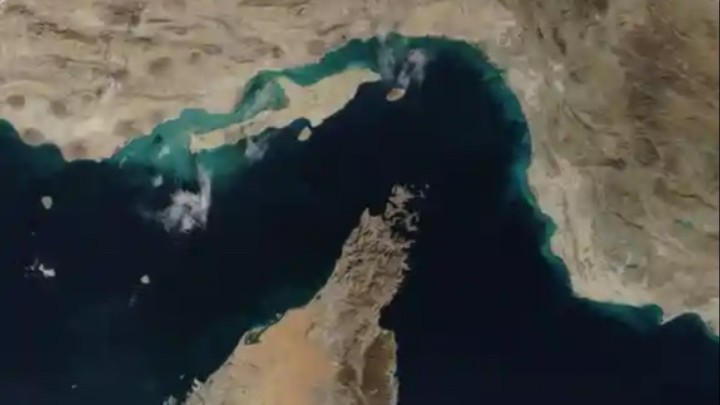 Иран Ормуз бұғазын ашты: Гуманитарлық кемелерге жол берілді