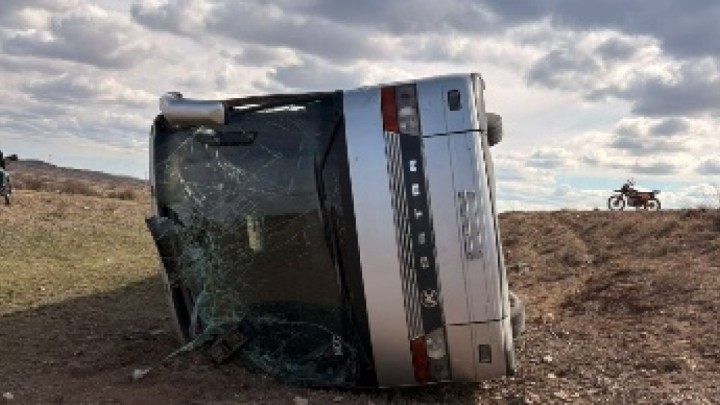 Қарағанды облысында 50 жұмысшысы бар автобус аударылды