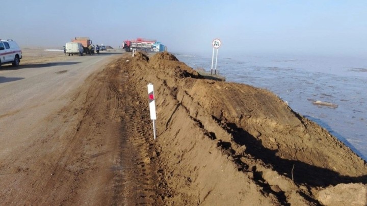 Бөгет бұзылды: Астана–Қорғалжың жолында тасқынмен күрес жұмысы жүргізілуде