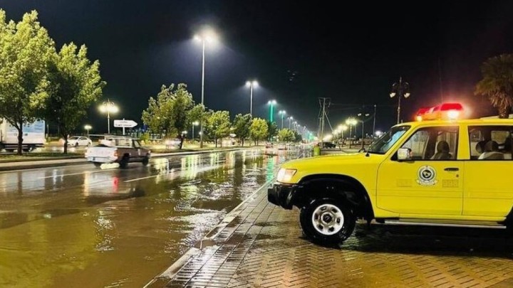 Сауд Арабиясында нөсер мен су тасқынына байланысты сабақ тоқтатылды