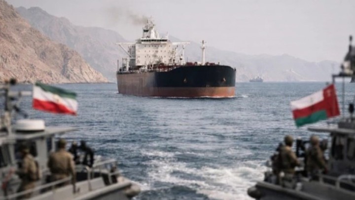 Трамп Ормуз бұғазын қоршауға алатынын мәлімдеді