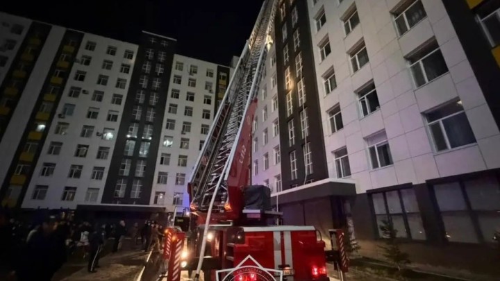 Астанада көпқабатты үйден өрт шығып тұрғындар қауіпсіз жерге шығарылды