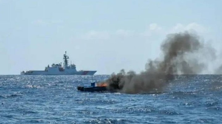 АҚШ Тынық мұхитында кемеге соққы жасап, екі адамды жойғанын мәлімдеді