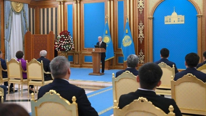 Тоқаев аграрлық сала ғалымдарын марапаттап, баспана кілтін табыстады
