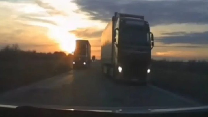 Ақтөбеде ер адам жүк көліктерінің ортасынан өтіп, аман қалды