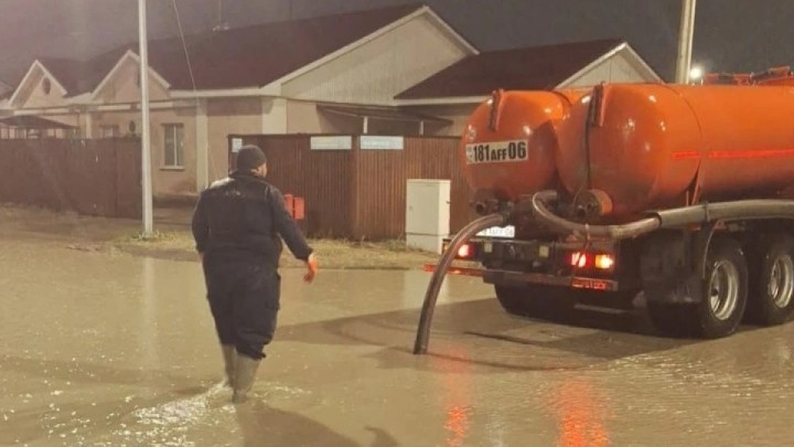 Атырауда нөсер жаңбырдан соң қозғалыс қиындады